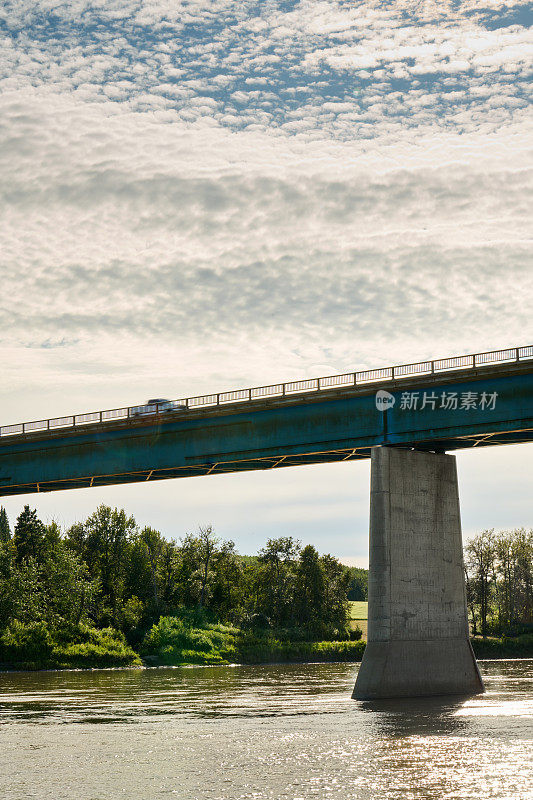 小货车行驶在横跨河流的桥上