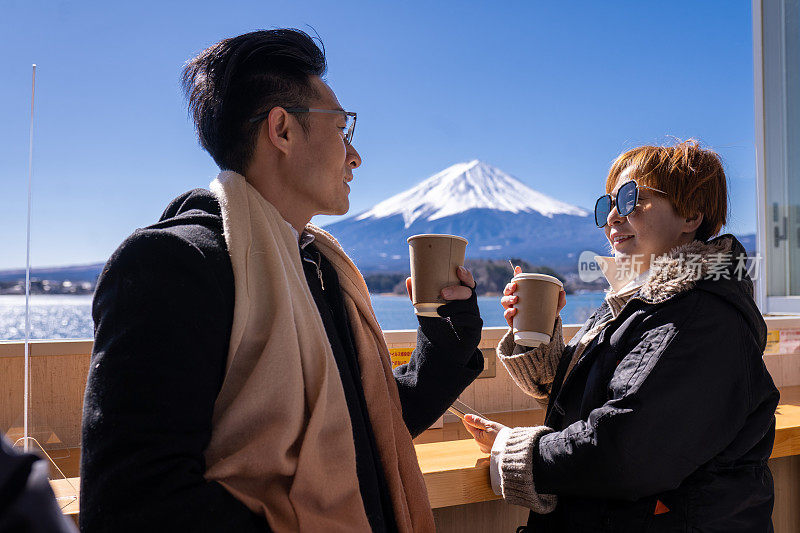 一对亚洲夫妇去日本富士山喝茶