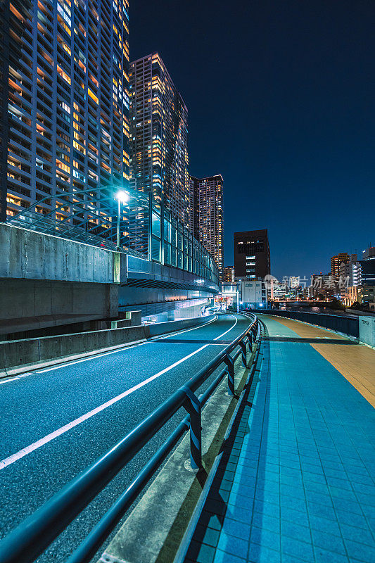 夜晚的东京晴美大桥和丰洲码头的城市道路