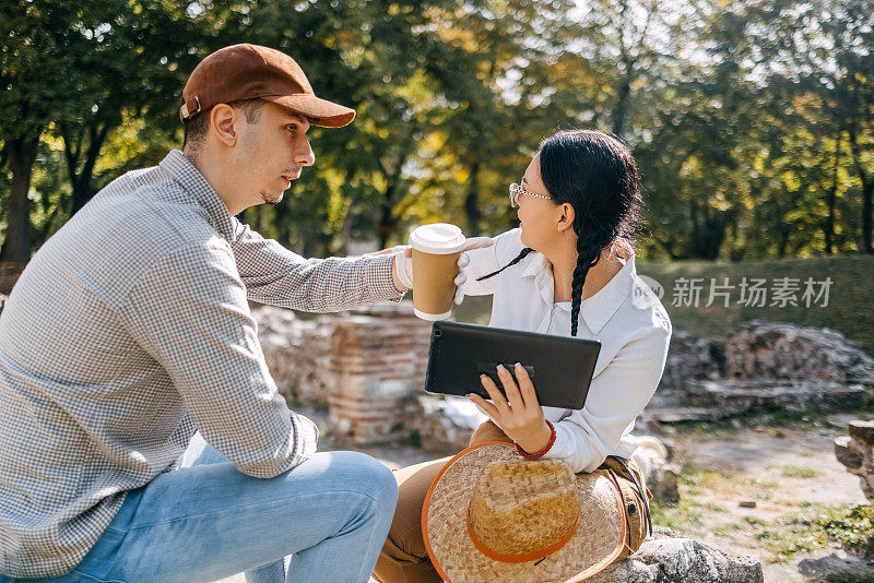 年轻的考古学家在现场使用数字平板电脑进行规划