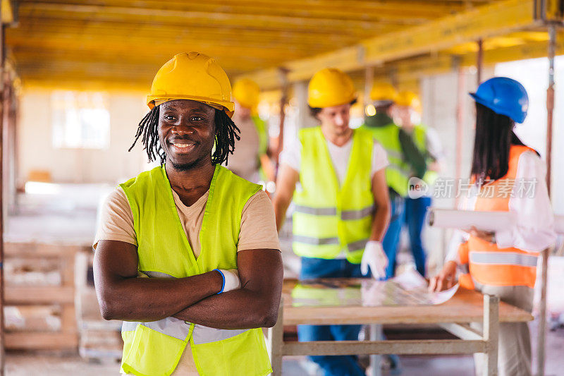 工地上一名黑人男性建筑工人的肖像