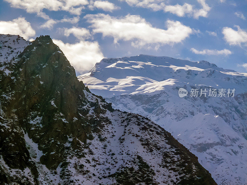 塔吉克斯坦的山和雪