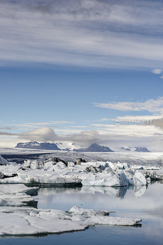 冰山漂浮在冰岛的Jokulsalon冰川泻湖