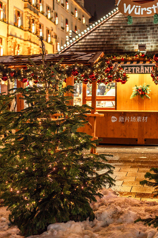 慕尼黑，德国圣诞市场上有圣诞灯和装饰品的木屋