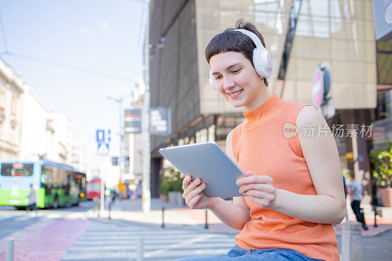 年轻女子正在听音乐