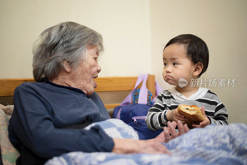 亚洲小男孩不愿与祖母分享食物