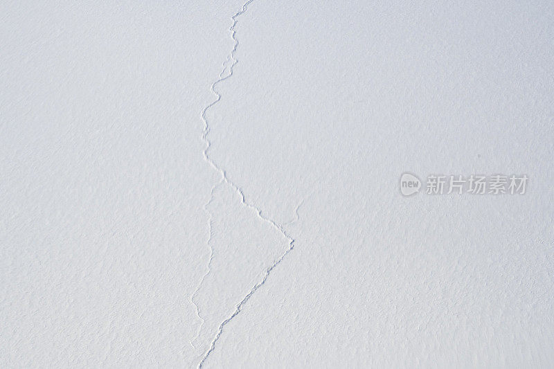 雪奴湖的纹理表面，黄刀