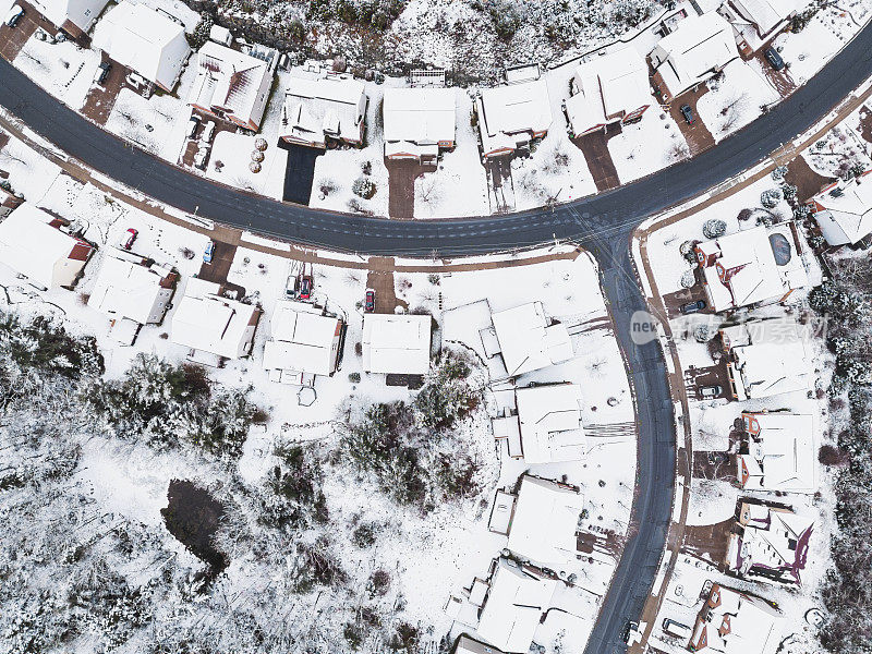 白雪覆盖的郊区