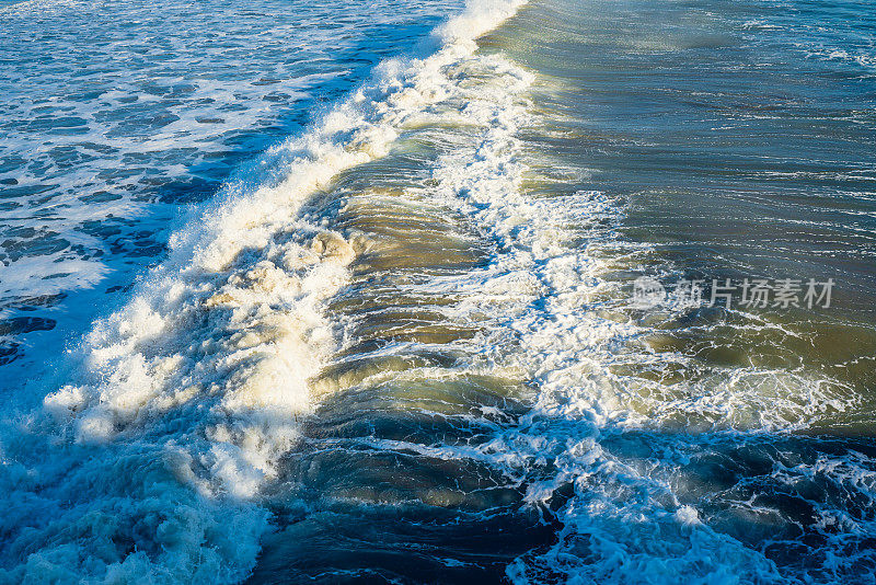 巨浪从加利福尼亚的太平洋海岸冲了出来。水面，水的背景，自然之美