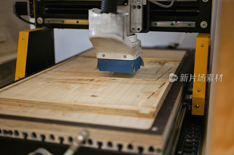 木制家具生产。数控木工。木工数控机床在工作。用于激光切割机的制造。