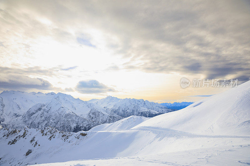 全景冬季景观阿尔卑斯山峰。在滑雪胜地的顶端。享受日落阳光滑雪胜地。粉雪雪山白云石超级滑雪场。滑雪胜地。塞拉隆达，意大利，欧洲