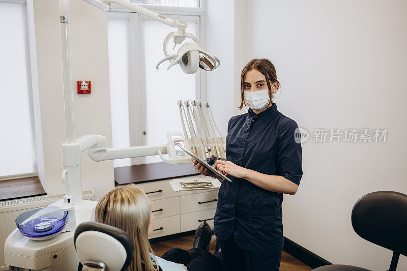 牙医和病人在会诊时选择治疗方案，后台有医疗设备