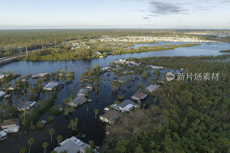 自然灾害的后果。飓风过后，佛罗里达居民区发生洪水，房屋周围积水严重