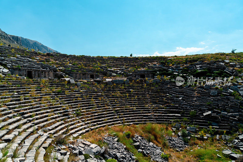 萨加拉索斯古罗马剧院遗址，阳光明媚。这座位于布尔都尔的建筑的历史可以追溯到古希腊时期。布尔达尔,土耳其。