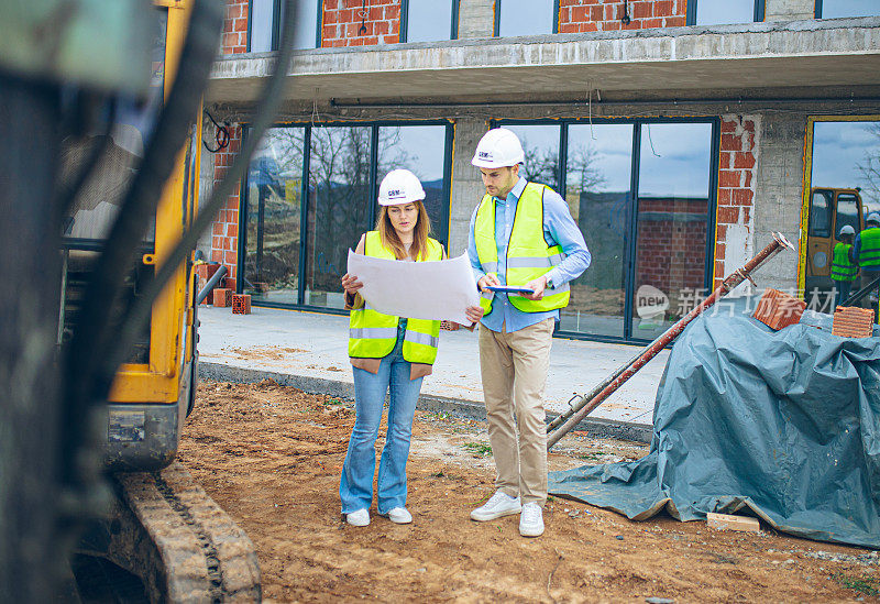 建筑师在建筑工地讨论方案