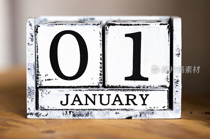 01年1月1日，立方体日历在木桌上与空的空间