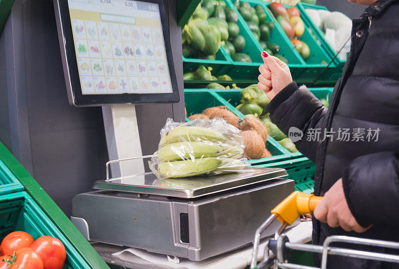 称重新鲜香蕉:超市中的女性，拥抱都市生活方式和购物理念