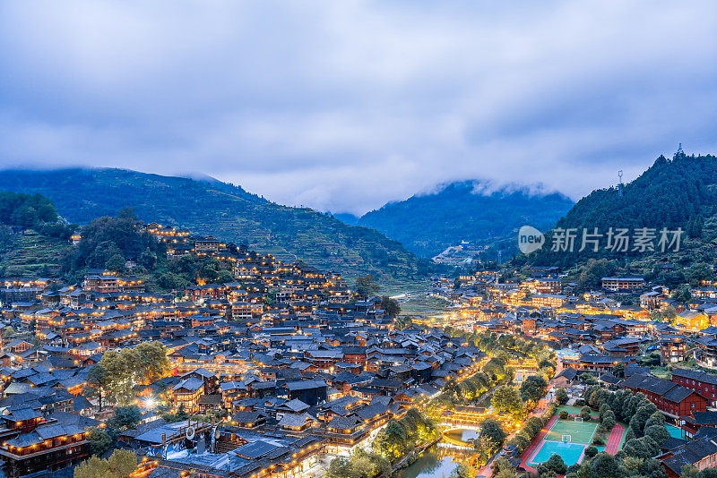 中国贵州西江千湖苗寨的高角度夜景