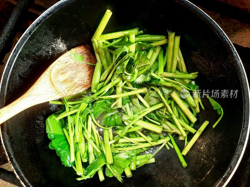 炒制牵牛花蔬菜食品的准备。