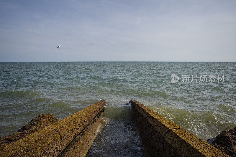 肯特郡戴姆彻奇，海浪拍打着台阶进入大海。