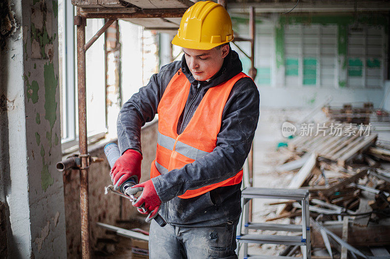 建筑工人在住宅楼安装新窗户，装修