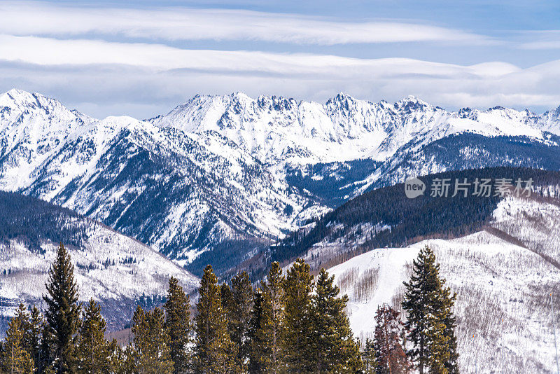 美国科罗拉多州韦尔天空度假胜地的雪山景色。