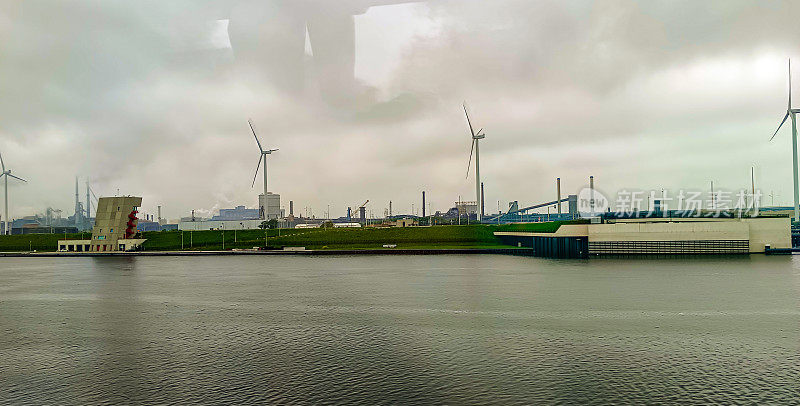 安特卫普港的风力涡轮机
