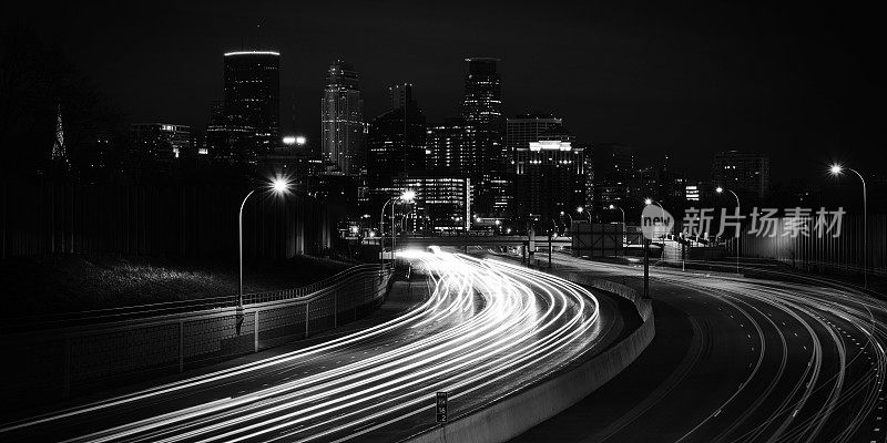 美国明尼苏达州明尼阿波利斯市夜间天际线和I-94州际公路，黑白彩色全景照片