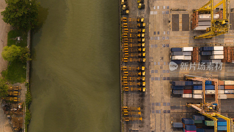 泰国曼谷贸易港的河滨俯视图，集装箱船在进出口业务中通过起重机进行物流