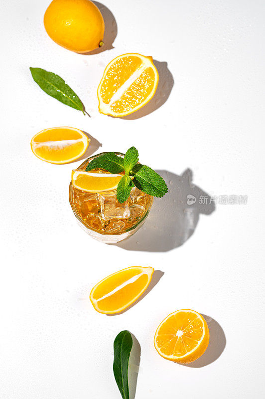 在白色背景上，冰茶与柠檬和薄荷混合而成。