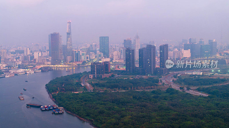 鸟瞰胡志明市，越南，美丽的摩天大楼沿河光平滑城市发展