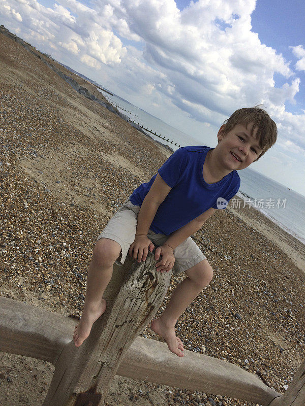 小男孩在海滩上玩耍