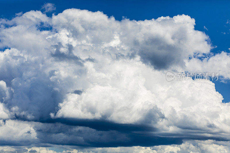 简单的云景背景，拍摄在勒比克位于圣劳伦斯河口。