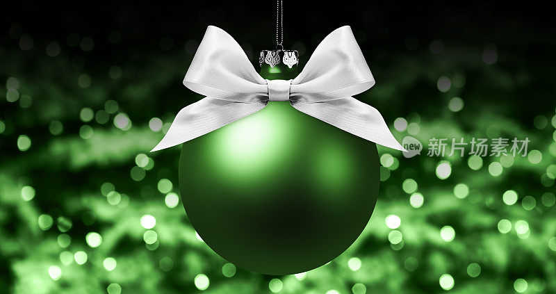 圣诞球，银质缎带蝴蝶结上模糊的绿色明亮灯光背景