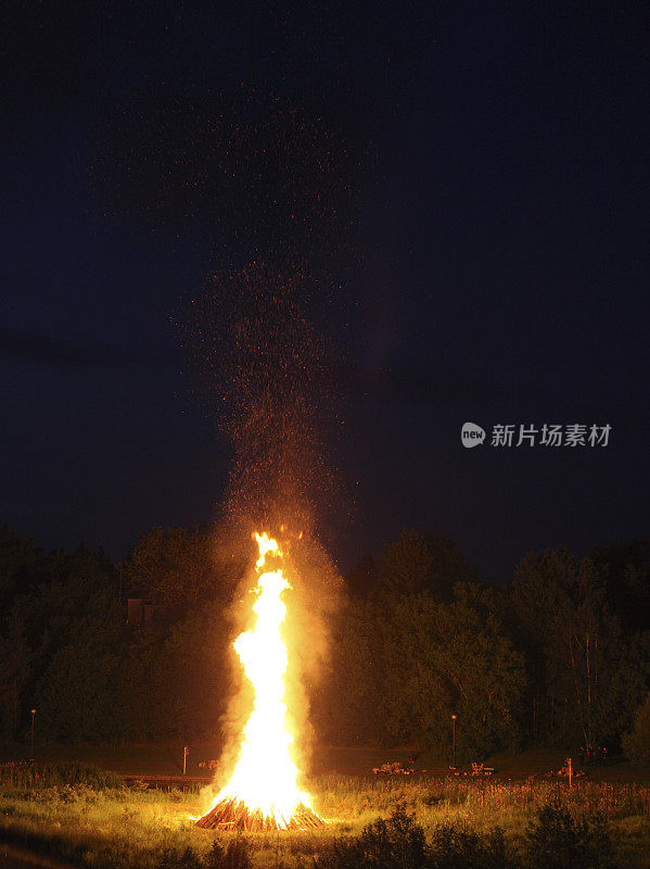 篝火庆祝国庆日在魁北克，加拿大。