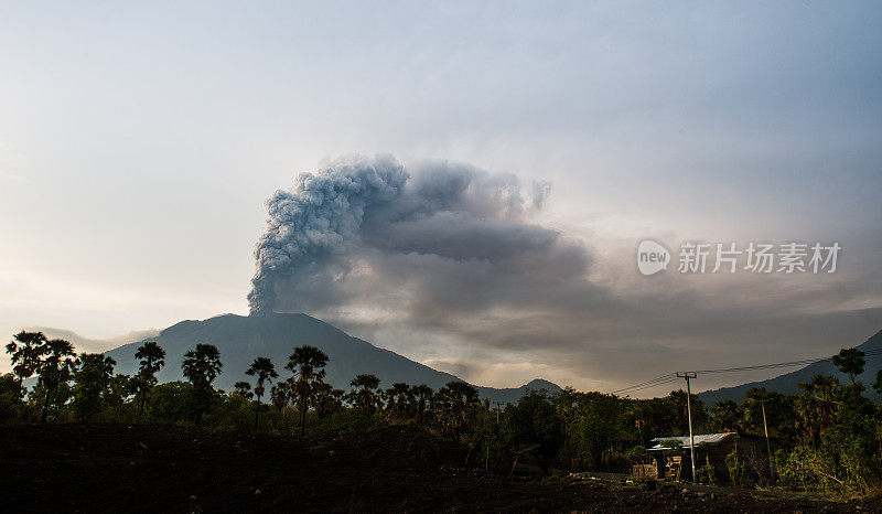 巴厘岛阿贡火山喷发的北部景色