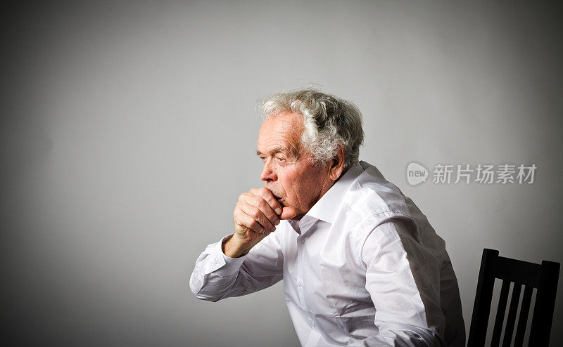 穿白衣服的老人在咳嗽。症状和疾病。