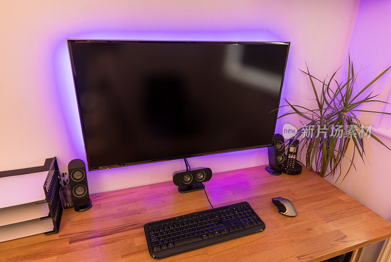 40英寸4k屏幕，紫色背光在家庭办公室