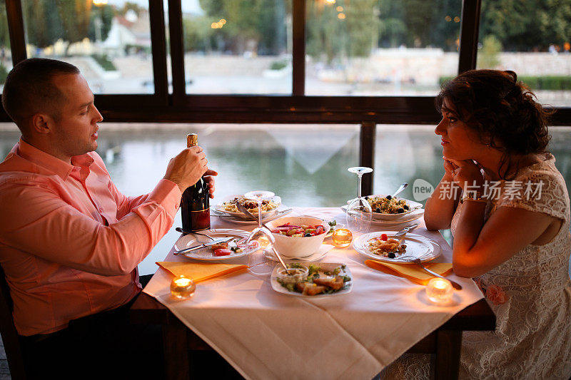 年轻夫妇在浪漫的约会