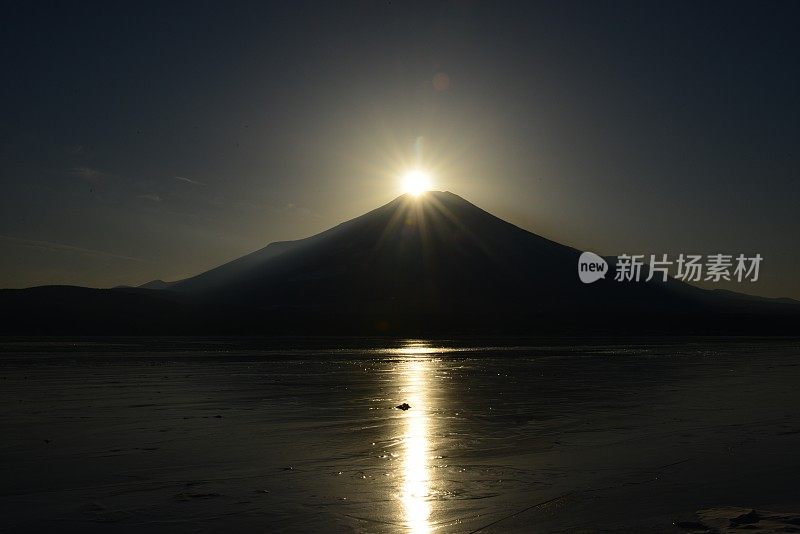 富士山钻石:日落在富士山，山中湖