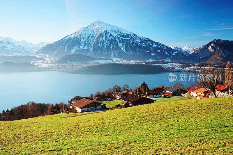 西格里威尔村位于瑞士阿尔卑斯山脉和图恩湖