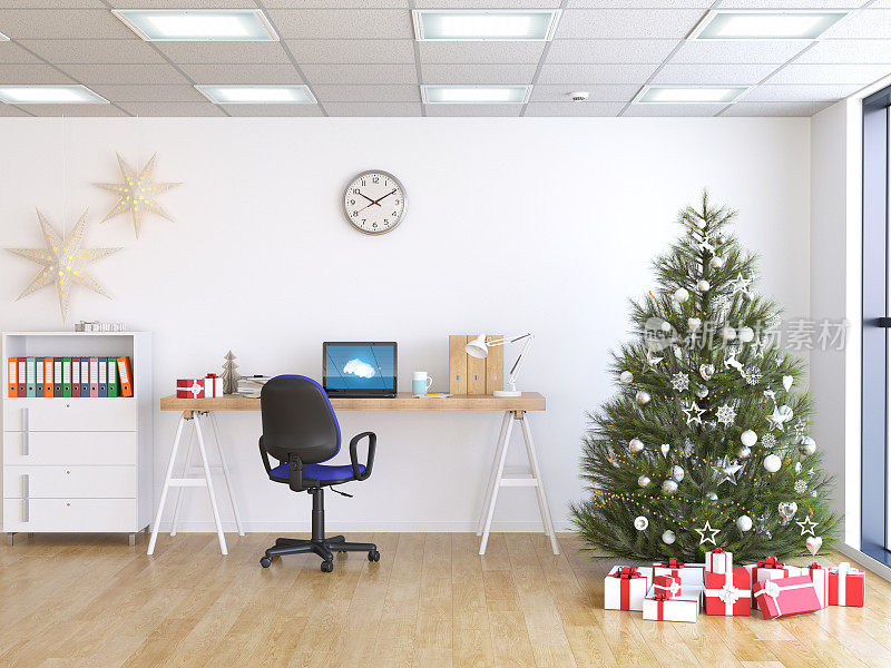 桌上放笔记本电脑，背景是圣诞树和礼物