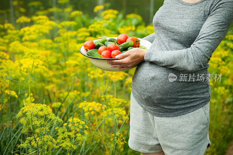 孕妇做蔬菜沙拉