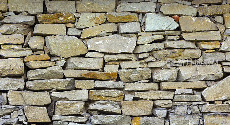现代多彩石、石板、石灰华砂岩墙为背景