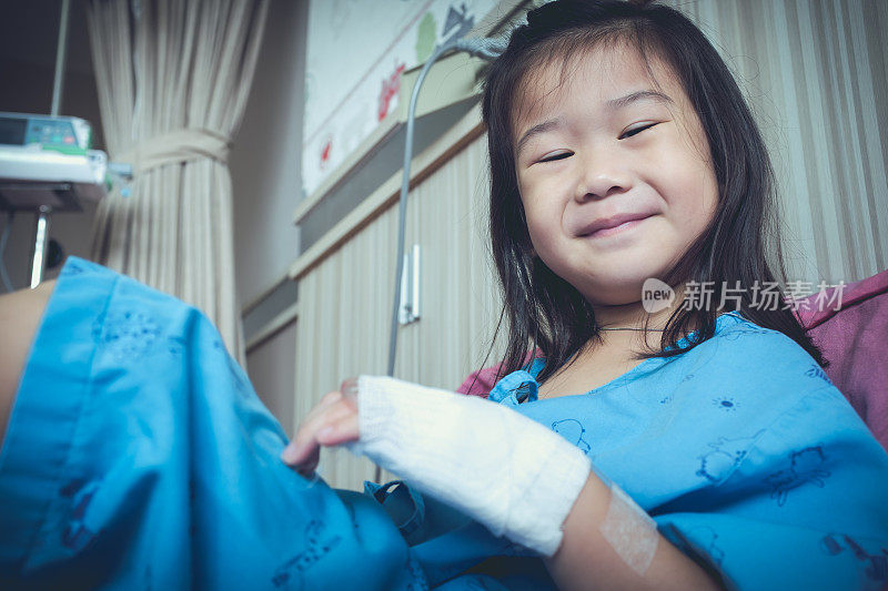 疾病亚洲儿童入院与生理盐水静脉滴注在手上。