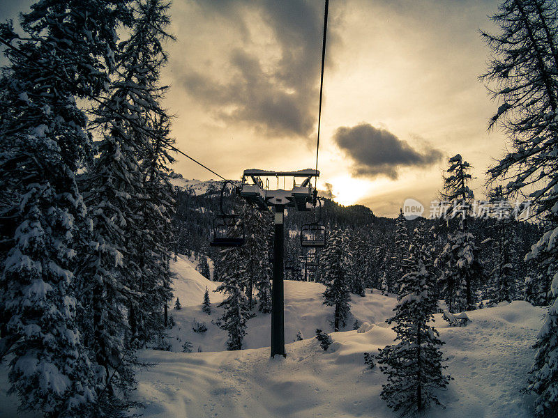 意大利科尔蒂纳丹佩佐，法洛里亚山，日落时分降雪后的缆车