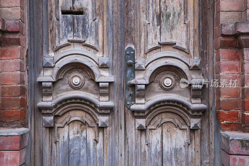 旧俄罗斯木屋前门的碎片，俄罗斯帝国时代