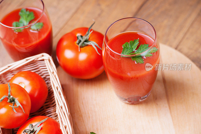 一杯新鲜番茄汁和西红柿