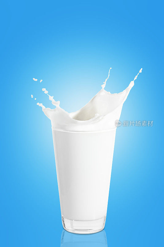 一杯溅起的牛奶
