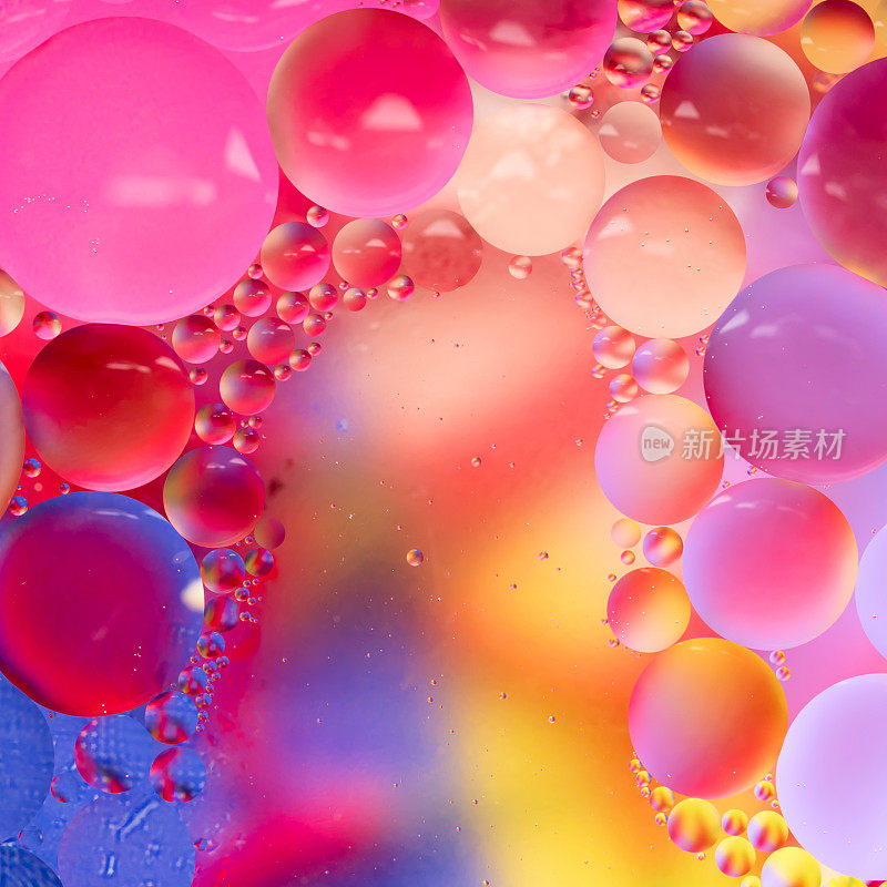 抽象彩色背景油在水面泡沫与肥皂泡微距特写